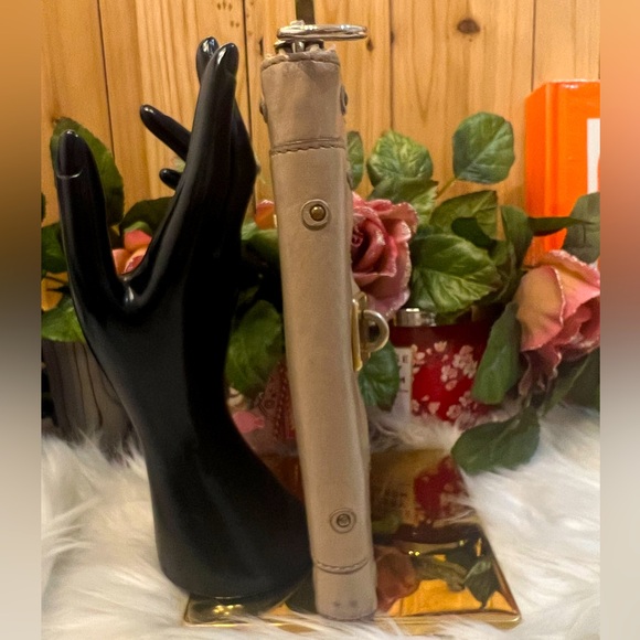 Chloé Beige Leather Zip-Around Wallet preloved - Picture 9 of 16